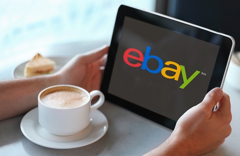 Homepage sito web eBay visualizzata su un tablet