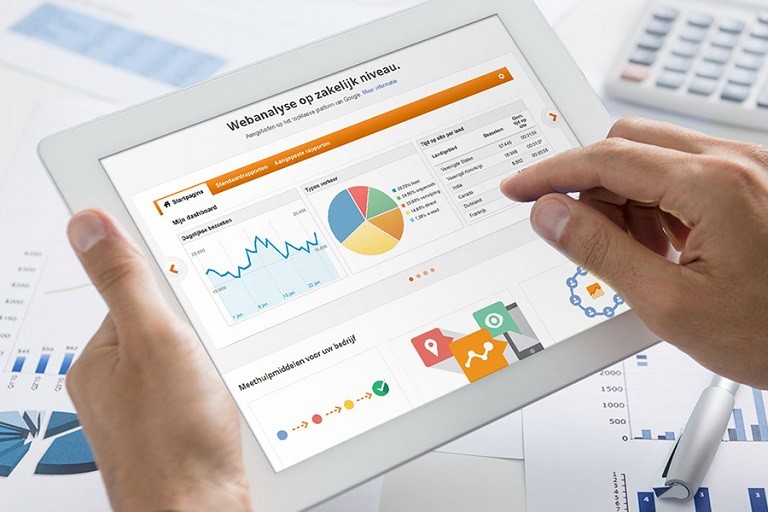 Grafico di Google Analytics visualizzato su un Ipad